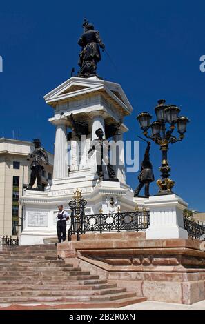 Arturo Prat Grab; Schlacht von Iquique; Denkmal für die Verlorenen Helden; 1886, Mausoleum unten, Seeleute; Militärgarde, Statuen, verzierte Lampenpfosten, Treppenstufen, Pla Stockfoto