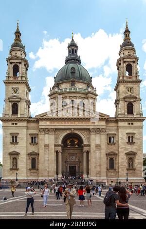 Zentraler Platz vor dem Eingang zum Gebäude der Stephansbasilika in Budapest. Eine große Anzahl von Menschen verschiedener Nationalitäten und Stockfoto