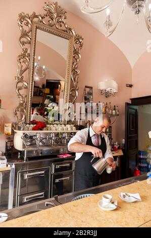 Barista mit Espressomaschine in Café, Sassari, Sardinien, Italien Stockfoto