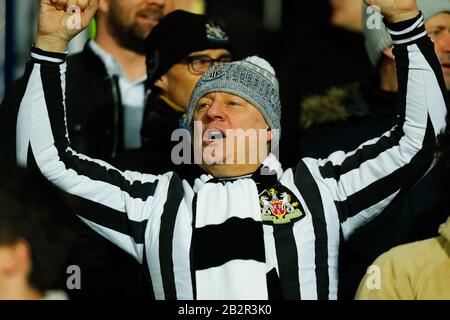 März 2020; The Hawthorns, West Bromwich, West Midlands, England; English FA Cup Football, West Bromwich Albion versus Newcastle United; EIN Fan von Newcastle United Stockfoto