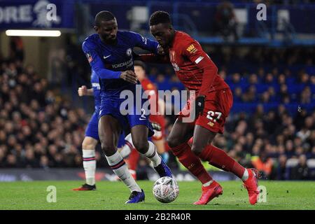 London, Großbritannien. März 2020. Divock Origi aus Liverpool (R) in Aktion mit Antonio Rudiger aus Chelsea (L). Der Emirates FA Cup, 5. Runde Match, Chelsea gegen Liverpool an der Stamford Bridge in London am Dienstag, 3. März 2020. Dieses Bild darf nur für redaktionelle Zwecke verwendet werden. Nur redaktionelle Nutzung, Lizenz für kommerzielle Nutzung erforderlich. Keine Verwendung bei Wetten, Spielen oder einer einzelnen Club-/Liga-/Spielerpublikationen. PIC von Steffan Bowen/ Credit: Andrew Orchard Sportfotografie/Alamy Live News Stockfoto