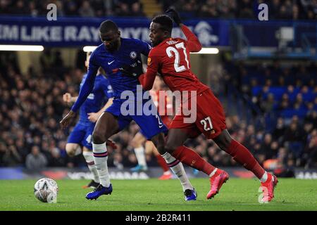 London, Großbritannien. März 2020. Divock Origi aus Liverpool (R) in Aktion mit Antonio Rudiger aus Chelsea (L). Der Emirates FA Cup, 5. Runde Match, Chelsea gegen Liverpool an der Stamford Bridge in London am Dienstag, 3. März 2020. Dieses Bild darf nur für redaktionelle Zwecke verwendet werden. Nur redaktionelle Nutzung, Lizenz für kommerzielle Nutzung erforderlich. Keine Verwendung bei Wetten, Spielen oder einer einzelnen Club-/Liga-/Spielerpublikationen. PIC von Steffan Bowen/ Credit: Andrew Orchard Sportfotografie/Alamy Live News Stockfoto