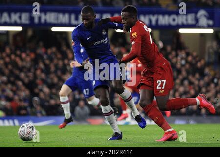 London, Großbritannien. März 2020. Divock Origi aus Liverpool (R) in Aktion mit Antonio Rudiger aus Chelsea (L). Der Emirates FA Cup, 5. Runde Match, Chelsea gegen Liverpool an der Stamford Bridge in London am Dienstag, 3. März 2020. Dieses Bild darf nur für redaktionelle Zwecke verwendet werden. Nur redaktionelle Nutzung, Lizenz für kommerzielle Nutzung erforderlich. Keine Verwendung bei Wetten, Spielen oder einer einzelnen Club-/Liga-/Spielerpublikationen. PIC von Steffan Bowen/ Credit: Andrew Orchard Sportfotografie/Alamy Live News Stockfoto
