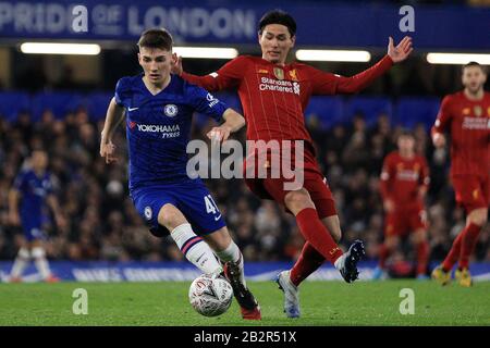 Billy Gilmour aus Chelsea, der junge schottische Spieler (L) in Aktion mit Takumi Minamino aus Liverpool (R). Der Emirates FA Cup, 5. Runde Match, Chelsea gegen Liverpool an der Stamford Bridge in London am Dienstag, 3. März 2020. Dieses Bild darf nur für redaktionelle Zwecke verwendet werden. Nur redaktionelle Nutzung, Lizenz für kommerzielle Nutzung erforderlich. Keine Verwendung bei Wetten, Spielen oder einer einzelnen Club-/Liga-/Spielerpublikationen. PIC von Steffan Bowen/Andrew Orchard Sportfotografie/Alamy Live News Stockfoto