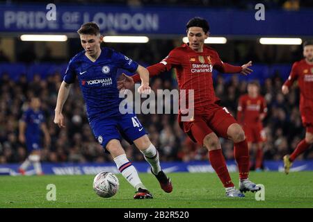 Billy Gilmour aus Chelsea, der junge schottische Spieler (L) in Aktion mit Takumi Minamino aus Liverpool (R). Der Emirates FA Cup, 5. Runde Match, Chelsea gegen Liverpool an der Stamford Bridge in London am Dienstag, 3. März 2020. Dieses Bild darf nur für redaktionelle Zwecke verwendet werden. Nur redaktionelle Nutzung, Lizenz für kommerzielle Nutzung erforderlich. Keine Verwendung bei Wetten, Spielen oder einer einzelnen Club-/Liga-/Spielerpublikationen. PIC von Steffan Bowen/Andrew Orchard Sportfotografie/Alamy Live News Stockfoto