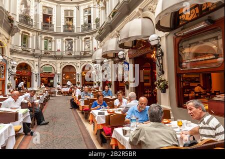 Restaurants in Cicek Pasaji bei Istiklal Caddesi, Beyoglu, Istanbul, Türkei Stockfoto