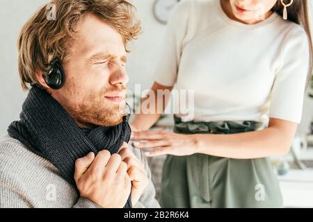 Freigestellte Ansicht des Maklers, der in der Nähe kranker Mitarbeiter im Büro steht Stockfoto