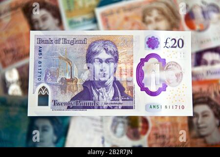 Die neue 20 £-Pfund-Note für das Polymer 2020 von der Bank of England mit dem Künstler JMW Turner und den aktuellen Polymer-Banknoten im Hintergrund Stockfoto