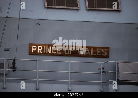 Die "HMS Prince of Wales" wurde auf dem River Mersey in Liverpool während ihres ersten öffentlichen Ausflußes am 3. März 2020 gesehen. Stockfoto