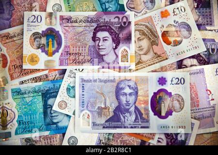 Die neue 20 £-Pfund-Note für das Polymer 2020 von der Bank of England mit dem Künstler JMW Turner und den aktuellen Polymer-Banknoten im Hintergrund Stockfoto
