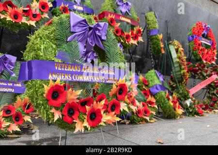 Kranz von Veterans Affair Canada wurde am Ontario Veterans war Memorial im Queen's Park zum Gedenktag gelegt. Stockfoto