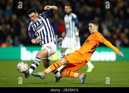 West Bromwich Albions Gareth Barry (links) und Miguel Almiron von Newcastle United kämpfen während des fünften Vorrundenspiels des FA Cup bei Den Hawthorns, West Bromwich, um den Ball. Stockfoto