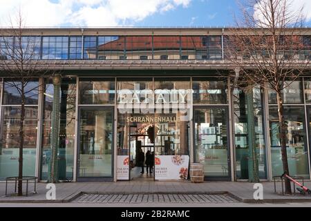 München, Deutschland - 1. März 2020: Die gigantische Deli italienische Theke und Lebensmittelkette Eataly wurde im November 2015 auf dem historischen Marktplatz Schrannenha eröffnet Stockfoto