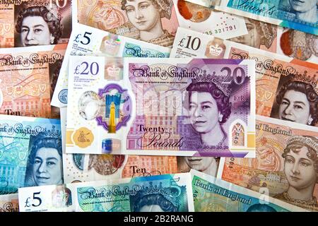 Die neue 20 £-Pfund-Note für das Polymer 2020 von der Bank of England mit dem Künstler JMW Turner und den aktuellen Polymer-Banknoten im Hintergrund Stockfoto