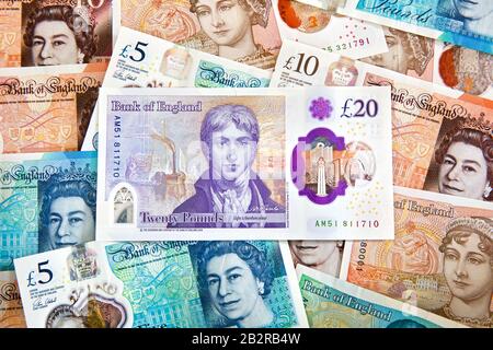 Die neue 20 £-Pfund-Note für das Polymer 2020 von der Bank of England mit dem Künstler JMW Turner und den aktuellen Polymer-Banknoten im Hintergrund Stockfoto