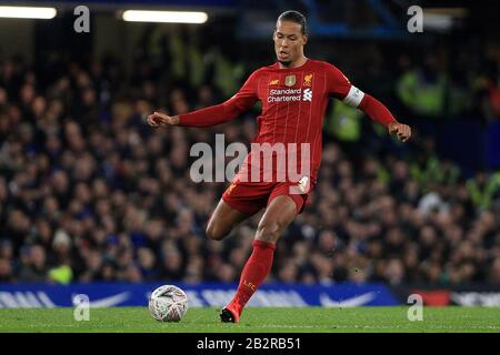 London, Großbritannien. März 2020. Virgil Van Dijk aus Liverpool in Aktion. Der Emirates FA Cup, 5. Runde Match, Chelsea gegen Liverpool an der Stamford Bridge in London am Dienstag, 3. März 2020. Dieses Bild darf nur für redaktionelle Zwecke verwendet werden. Nur redaktionelle Nutzung, Lizenz für kommerzielle Nutzung erforderlich. Keine Verwendung bei Wetten, Spielen oder einer einzelnen Club-/Liga-/Spielerpublikationen. PIC von Steffan Bowen/ Credit: Andrew Orchard Sportfotografie/Alamy Live News Stockfoto