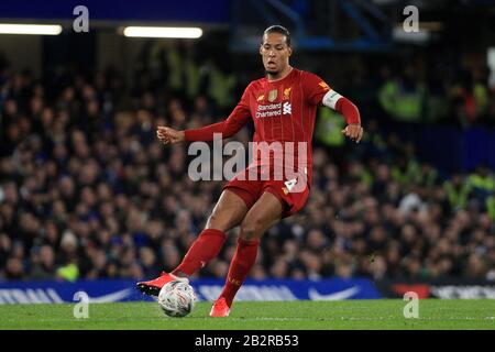 London, Großbritannien. März 2020. Virgil Van Dijk aus Liverpool in Aktion. Der Emirates FA Cup, 5. Runde Match, Chelsea gegen Liverpool an der Stamford Bridge in London am Dienstag, 3. März 2020. Dieses Bild darf nur für redaktionelle Zwecke verwendet werden. Nur redaktionelle Nutzung, Lizenz für kommerzielle Nutzung erforderlich. Keine Verwendung bei Wetten, Spielen oder einer einzelnen Club-/Liga-/Spielerpublikationen. PIC von Steffan Bowen/ Credit: Andrew Orchard Sportfotografie/Alamy Live News Stockfoto
