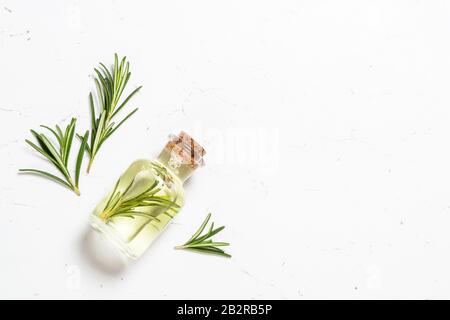 Rosmarin ätherisches Öl in der Flasche auf weiß. Stockfoto