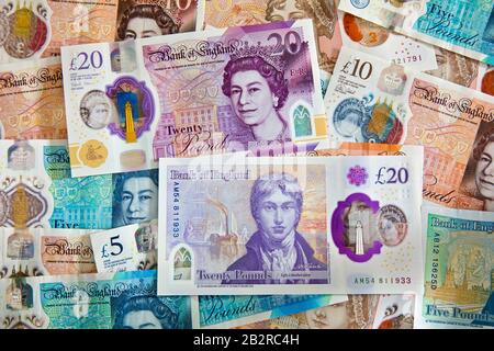 Die neue 20 £-Pfund-Note für das Polymer 2020 von der Bank of England mit dem Künstler JMW Turner und den aktuellen Polymer-Banknoten im Hintergrund Stockfoto