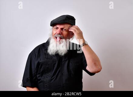 Mann mit einem schockierten und überraschten Gesicht, das seinen Kopf berührt Stockfoto