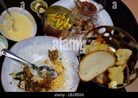 Resteessen. Normalerweise scheint es in Hotels und Restaurants, zahlen Sie für Essen nach dem Essen aus. Leeren Teller und Gabel und Löffel Stockfoto