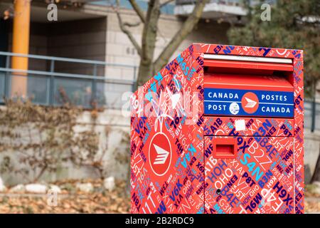 Ein Drop-off-Box der Canada Post an der Seite einer Straße in der Innenstadt von Toronto. Stockfoto