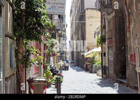 Neapel, ITALIEN - 26. April 2018: Horizontaler Schuss von einer alten Straße in der Innenstadt von Neapel (Neapel), Italien mit all seinen typischen Dingen. Stockfoto