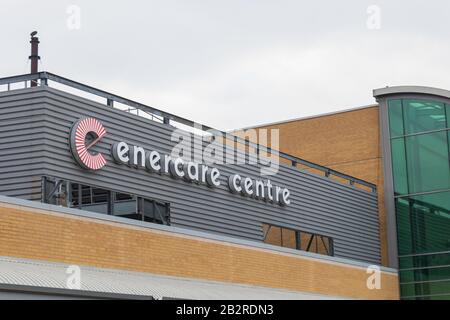 Melden Sie sich an einem Eingang zum Enercare Centre an, einem Ausstellungskomplex am Exhibition Place in Toronto. Stockfoto