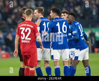 Gelsenkirchen, Deutschland. März 2020. Fußball: DFB-Pokal, FC Schalke 04 - Bayern München, Viertelfinale in der Veltins-Arena. Schalkes Guido Burgstaller (3. Von links) reagiert, nachdem er ein Offside-Tor erzielt hat. Kredit: Bernd Thissen / dpa - WICHTIGER HINWEIS: Gemäß den Vorschriften der DFL Deutsche Fußball Liga und des DFB Deutscher Fußball-Bund ist es untersagt, im Stadion und/oder aus dem fotografierten Spiel in Form von Sequenzbildern und/oder videoähnlichen Fotoserien auszunutzen oder auszunutzen./dpa/Alamy Live News Stockfoto