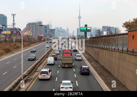 Blick auf die Skyline von Toronto von der Spitze des Gardiner Expressway an einem nebligen Nachmittag. Stockfoto