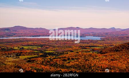 Farbenfrohe Herbstansicht in Bromont Mount in Quebec Kanada Stockfoto