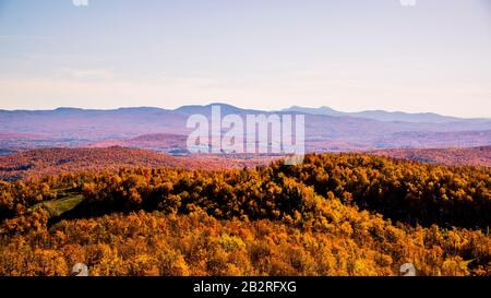 Farbenfrohe Herbstansicht in Bromont Mount in Quebec Kanada Stockfoto