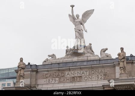 Das Tor zum Triumphbogen am Eingang zum Canadian National Exhibition Place in Toronto ist ein monumentales Tor. Stockfoto