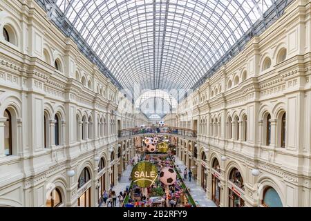 Moskau, RUSSLAND - 17. Juni 2018: Interieur des staatlichen Universal Store mit Fußballsymbolen während der Weltmeisterschaft Stockfoto