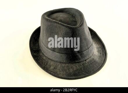 Nahaufnahme von s schwarz Fedora Hut auf einem weißen Hintergrund Stockfoto