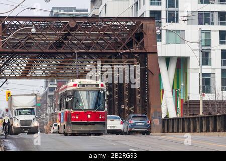 Die TTC (Toronto Transit Commission) CLRV Straßenbahn fährt über die berühmte Bathurst Bridge in der Innenstadt von Toronto. Stockfoto