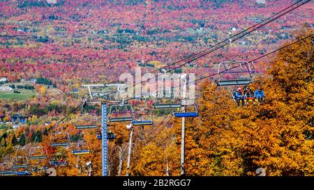 Bromont, Kanada - 14. Oktober 2019: Tourist, der Skilift mit farbenfrohem Herbstblick im Bromont-Mount in Quebec Kanada nimmt Stockfoto