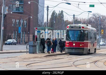 Die TTC (Toronto Transit Commission) CLRV Straßenbahn hält an einem Halt, wenn die Passagiere in der Innenstadt von Toronto einsteigen. Stockfoto