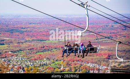 Bromont, Kanada - 14. Oktober 2019: Tourist, der Skilift mit farbenfrohem Herbstblick im Bromont-Mount in Quebec Kanada nimmt Stockfoto