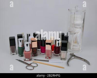 Mehrere Flaschen nagellack in verschiedenen Farben und Maniküre Stockfoto