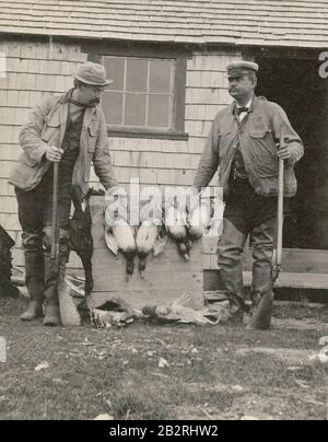 Antiquitätenfoto von 1898, zwei Gentleman-Jäger im Hunting Club am Homer's Point in Martha's Vineyard, Massachusetts. QUELLE: ORIGINALFOTO Stockfoto