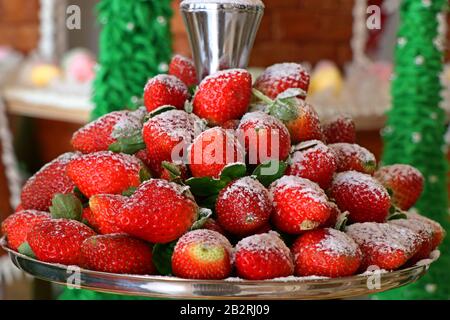 Frische reife Erdbeeren in einer Platte Stockfoto