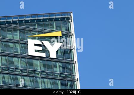 Ernst & Young (EY) Schild oben auf dem Firmengebäude in der Innenstadt von Toronto an klaren Tag. Stockfoto