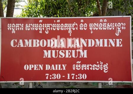 Kambodscha, Siem Reap - März 2016: Eintrittsschild zum Cambodian Land Mine Museum Stockfoto