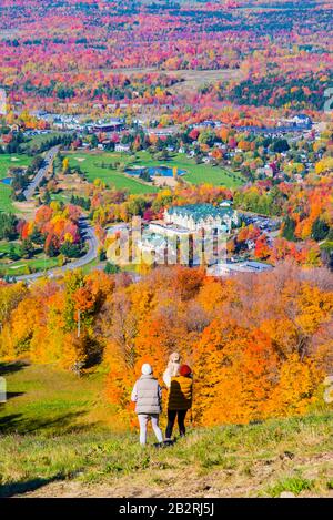 Bromont, Kanada - 14. Oktober 2019: Reisender in Farbenfrohem Herbstblick im Bromont-Mount in Quebec Kanada Stockfoto