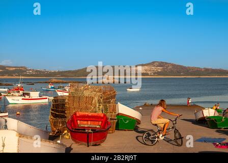 Fischerboote im Hafen des Dorfes Corrubedo in den Rias Baixas, Galicien, Spanien Stockfoto