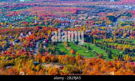 Farbenfrohe Herbstansicht in Bromont Mount in Quebec Kanada Stockfoto