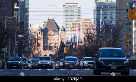 Blick auf die University Ave. In Toronto an der Queen's Park Legislative Assembly of Ontario an einem sonnigen Herbstnachmittag. Stockfoto