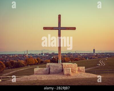 Panoramabild der Skyline von Augsburg bei Sonnenuntergang mit Bergen im Hintergrund Stockfoto