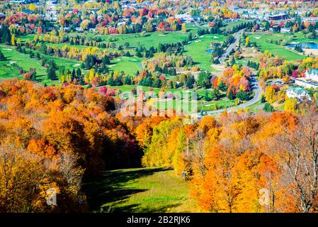 Farbenfrohe Herbstansicht in Bromont Mount in Quebec Kanada Stockfoto